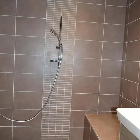 2 Bedroom Central Ground Floor Flat With Garden Apartament