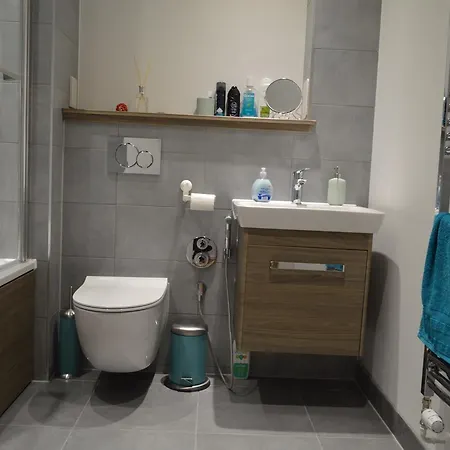 2 Bedroom Central Ground Floor Flat With Garden Apartment