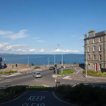 2 Bedroom Flat Sleeps 4 By The Shore * Edimburgo