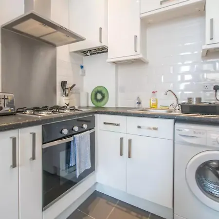 2 Bedroom Flat 10 Minutes From The City Centre *