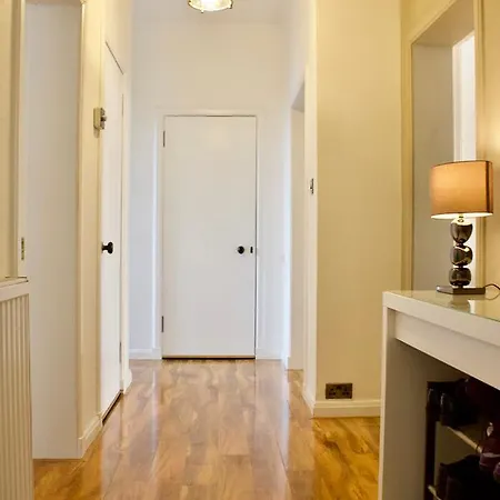 2 Bedroom Flat In Leafy Morningside Sleeps 4 דירה *