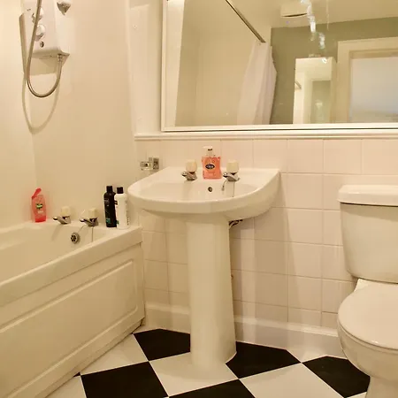 2 Bedroom Garden Flat In Bruntsfield エディンバラ