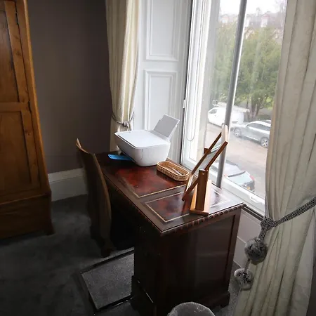 Glencairn Crescent Apartment *