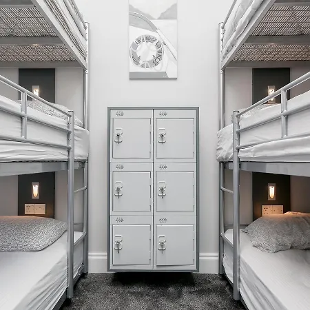 Hostel West End *