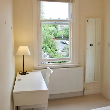 2 Bedroom Flat In Comely Bank Appartement *