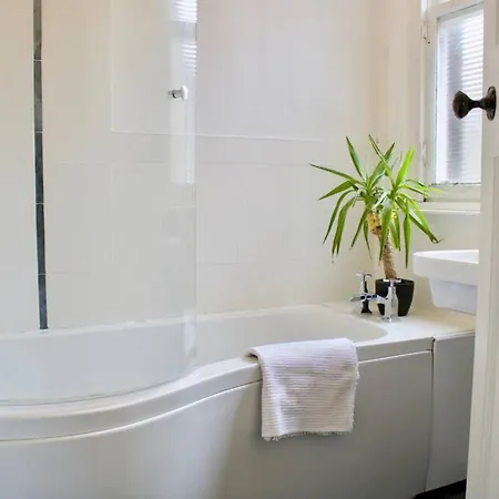 2 Bedroom Flat In Comely Bank *