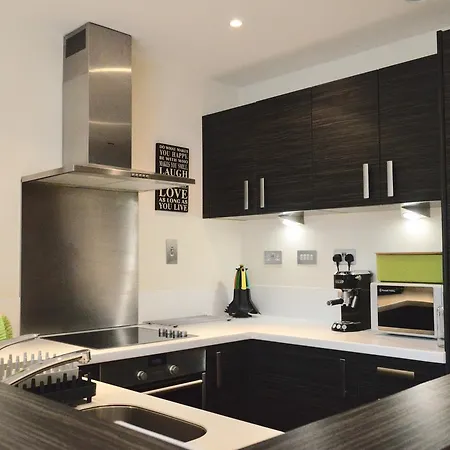 Bright Centrally Located Apartment *