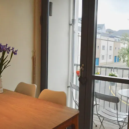 Bright Centrally Located Apartment Edinburgh