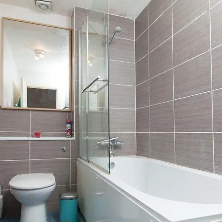 Ideal Fringe Base: Great Value + Free Parking! * Edinburgh