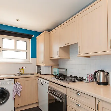 Apartment Ideal Fringe Base: Great Value + Free Parking!