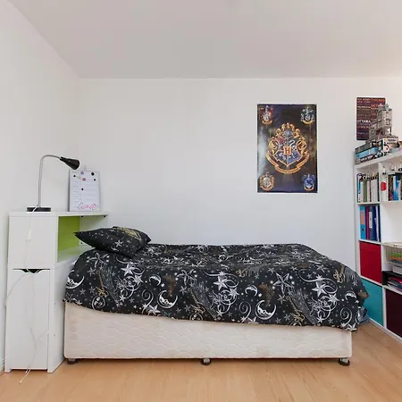 Ideal Fringe Base: Great Value + Free Parking!