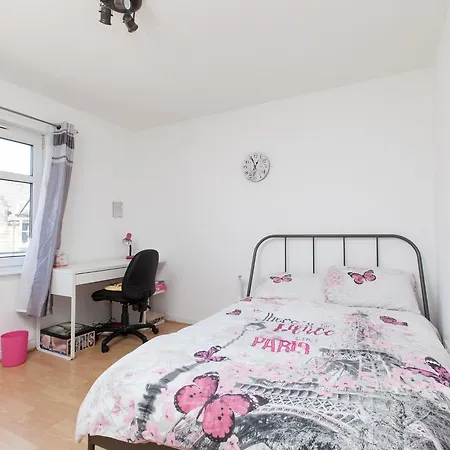 Ideal Fringe Base: Great Value + Free Parking! *