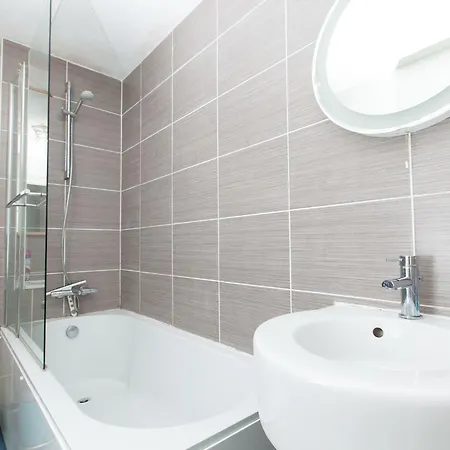 Ideal Fringe Base: Great Value + Free Parking! Apartment *