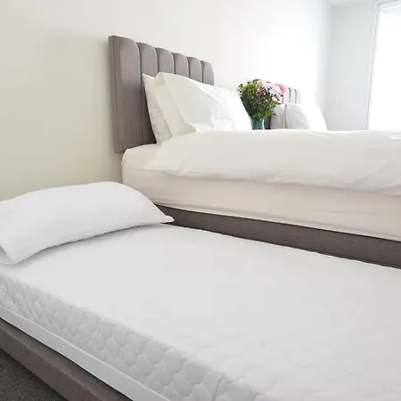 The West Bow, Old Town Apartment *
