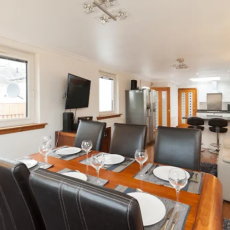Holiday home The Traquair Park
