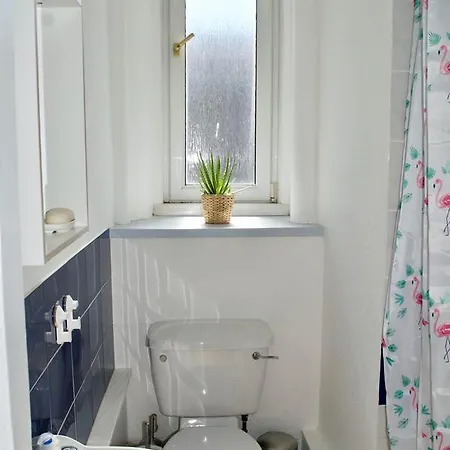 Bright 1 Bedroom Flat Near Leith