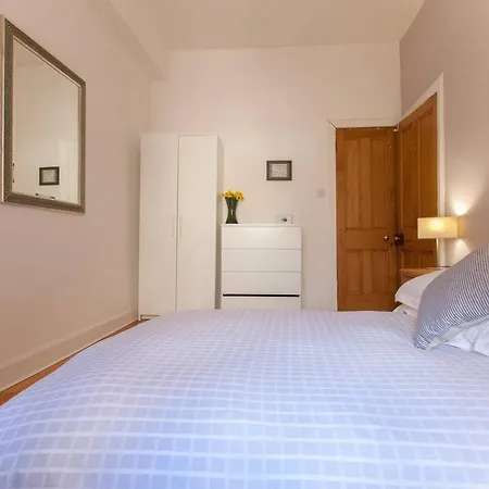 Homely Walking Distance To Royal Mile Apartamento Edimburgo