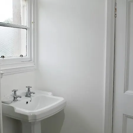 Spacious 3 Bedroom In The Grange Area Edinburgh