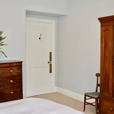 Spacious 3 Bedroom In The Grange Area Edinburgh