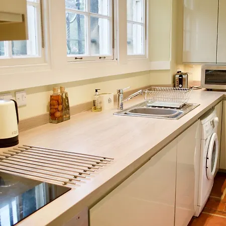 Spacious 3 Bedroom In The Grange Area Apartment *