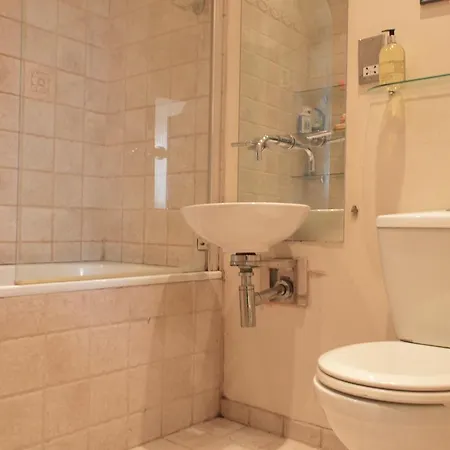 Central 4 Bedroom Flat *