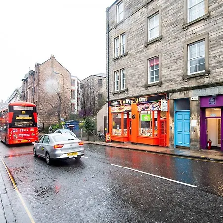 By Castle Edimburgo