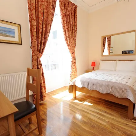 Edinburgh City Suites מלון דירות 4*