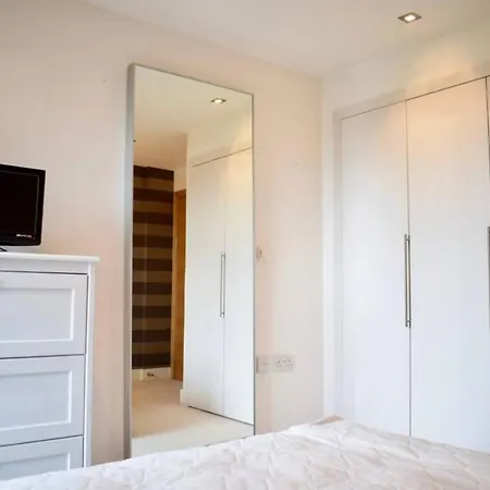 2 Bedroom Penthouse With Balcony And Castle Views Edimburgo