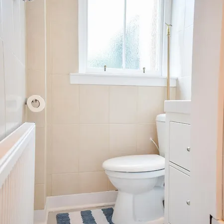 2 Bedroom Flat Near Coast Edinburgh