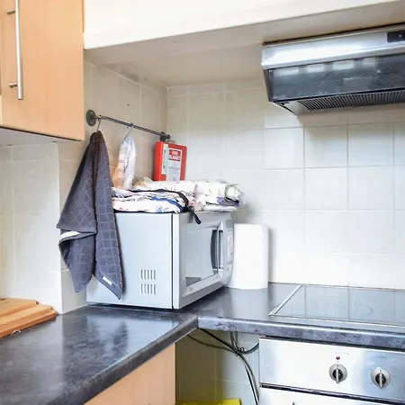 2 Bedroom Flat Near Coast Apartment *