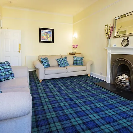 World's End - Historic 2 Bed On The Royal Mile, Sleeps 4