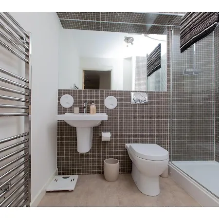 Bright, Contemporary Flat With Parking!