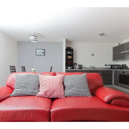 Bright, Contemporary Flat With Parking!