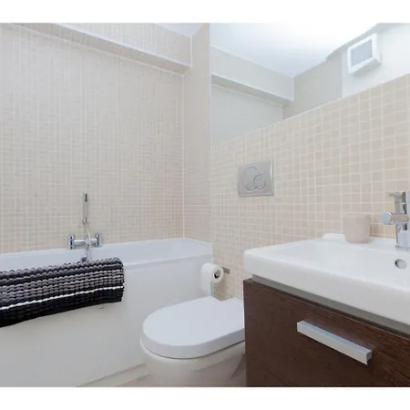 Bright, Contemporary Flat With Parking! *