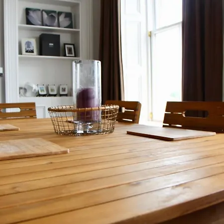 Large 3 Bedroom In Canonmills Edimburgo