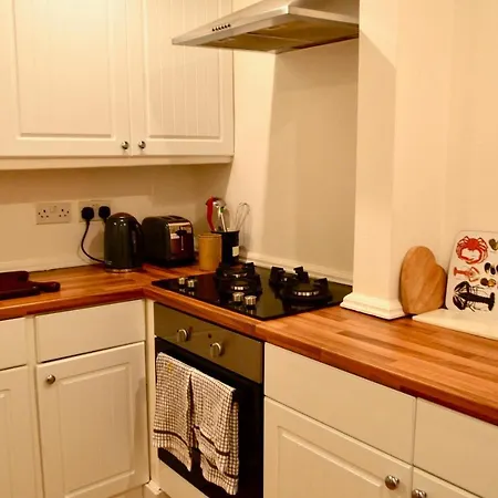 Spacious 2 Bedroom Near Holyrood Park 公寓