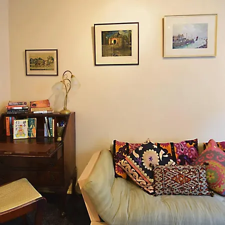 Joivy Bohemian Writers Retreat In Old Town Edinburgh