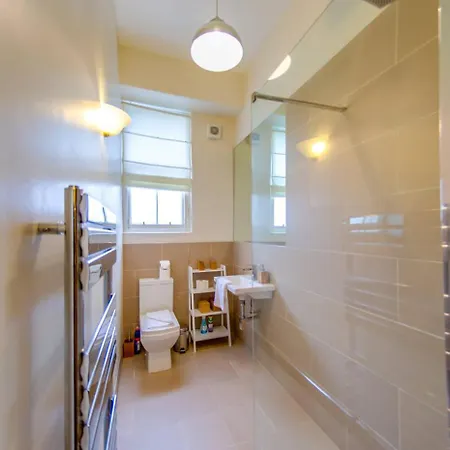 Appartamento Joivy Spacious Next To The Meadows Edimburgo