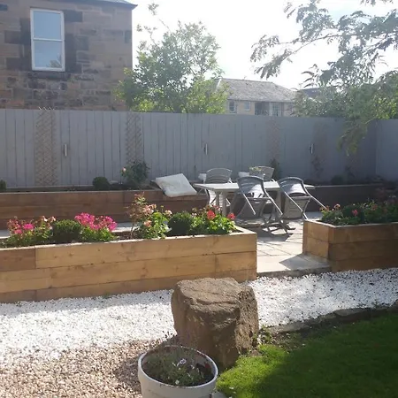 Wm Nyaraló Edinburgh