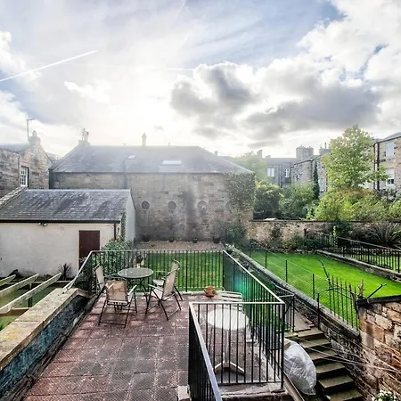Stylish & Spacious City Centre Apt W/ Terrace