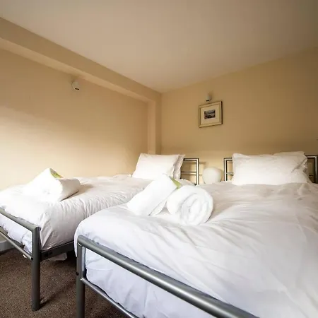 Stylish & Spacious City Centre Apt W/ Terrace * Edinburgh