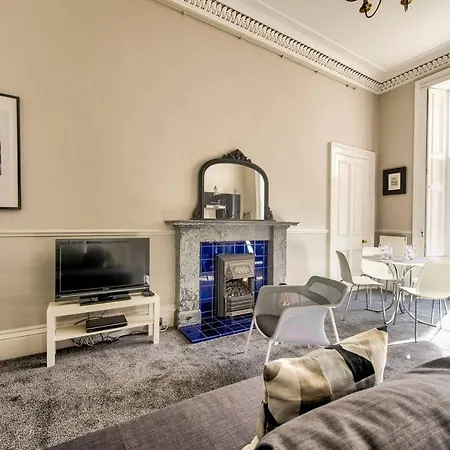 Stylish & Spacious City Centre Apt W/ Terrace