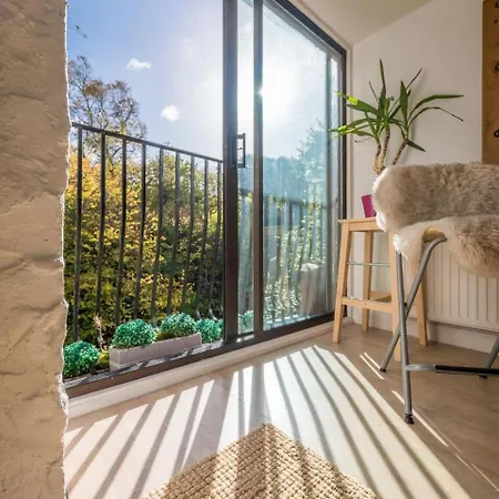 Bright Free Parking- Sleeps 4