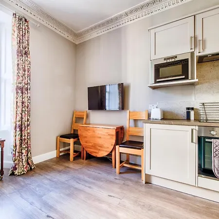 Beautifully Presented, Well Located, 2 Bed Apt. *