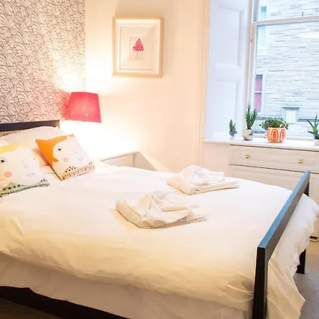 Spacious 2 Bedrooms By Royal Mile Apartment