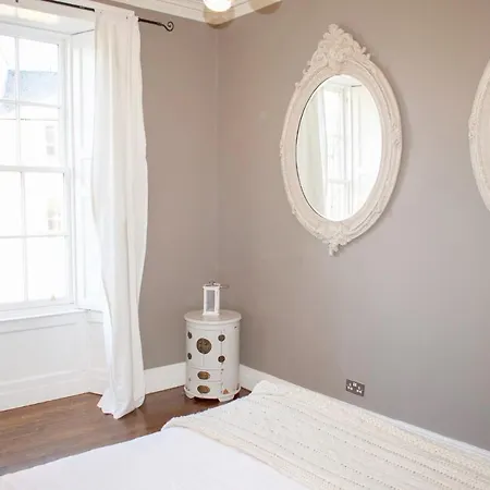 Elegant 2 Bedroom In New Town *