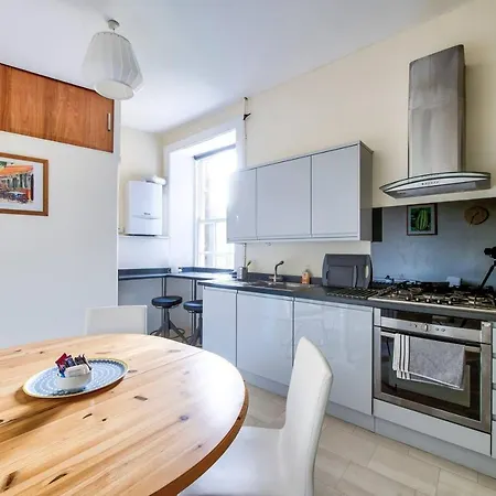 Beautifully Presented 2br Morningside Daire *