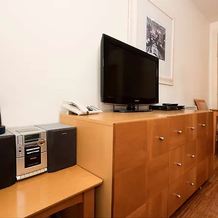 Aparthotel Holyrood 4*