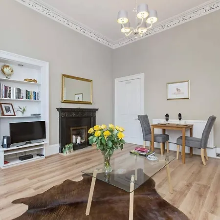 Beautiful New Town 2 Bed *