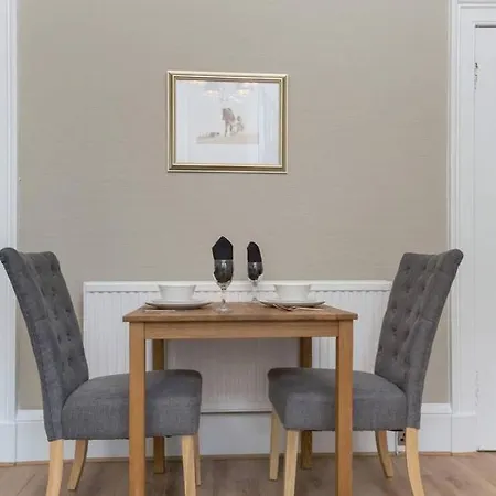 Beautiful New Town 2 Bed Daire *